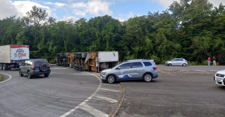Carreta-baú tomba e bloqueia faixas da BR-230; motorista não fica ferido
